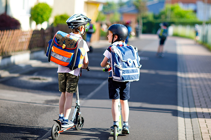 Selbstständig und nachhaltig unterwegs zur Schule - das macht stark. - Foto: Shutterstock/Irina Wilhauk