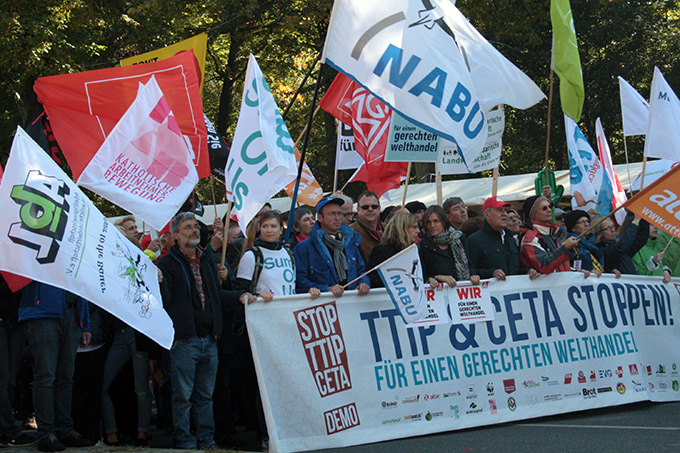 Demonstrationszug gegen TTIP und CETA - Foto: Belinda Bindig