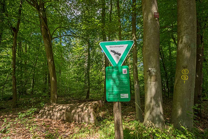 Schild Naturschutzgebiet im Wald - Foto: Daniel Rosengren (ZGF)