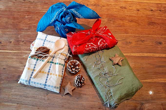 Mit Stoffen lassen sich Geschenke schön und nachhaltig verpacken - Foto: Kathrin Kaltwaßer