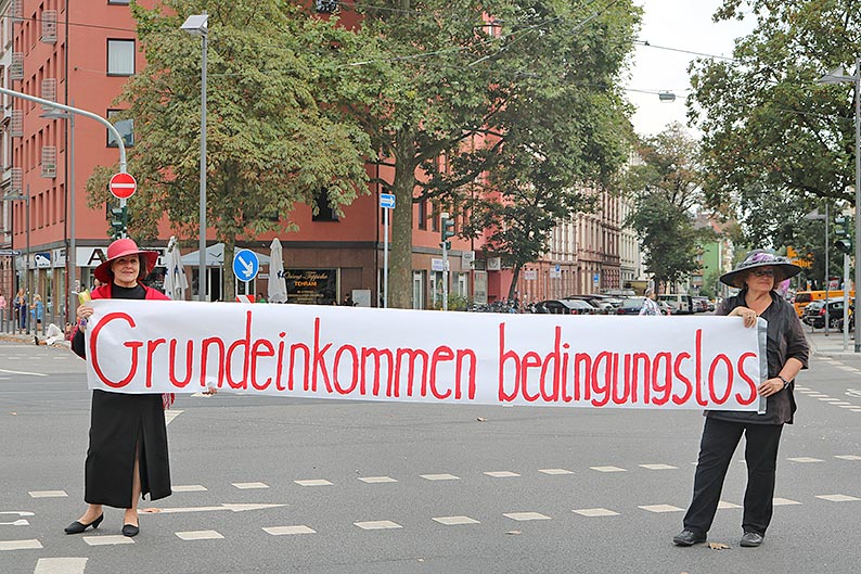 Verschiedenste Forderungen auf der Frankfurter TTIP Demo. - Foto: Alec de Zilva