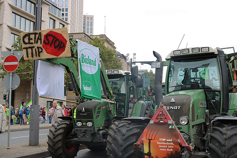  Bauernverbände und Öko-Landwirte demonstrierten mit in Frankfurt. - Foto: Alec de Zilva