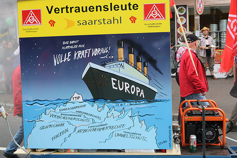 Die Titanic-EU steuert auf den Eisberg TTIP zu. - Foto: Alec de Zilva 