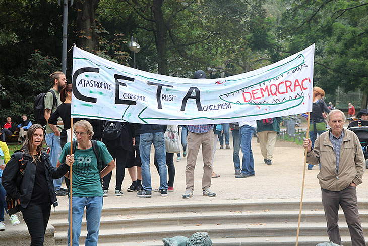 Viele Demonstranten brachten selbst gemalte Transparente mit. - Foto: Alec de Zilva