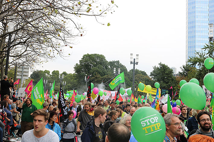 Etwa 50.000 Menschen gingen in Frankfurt auf die Straße. - Foto: Alec de Zilva