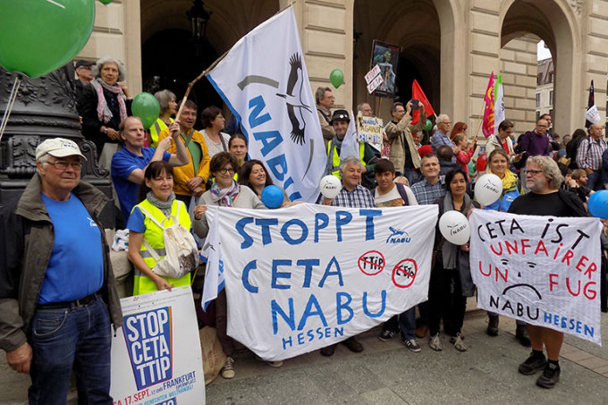 NABU auf der TTIP-, CETA- und TISA-Demo in Frankfurt am 17. September. - Foto: Alec de Zilva